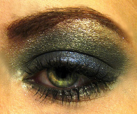 smokey green eye makeup. Deep Green Eyeshadow. photo by