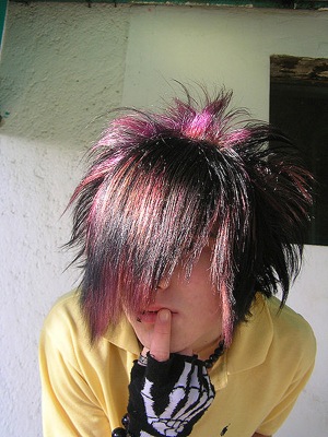 An emo hairstyle. Photo in public domain.