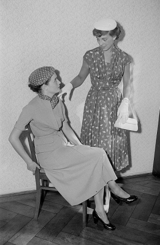 In the 1950s, women often matched their dresses with contrasting hats, gloves and scarves. Photo from Deutsche Fotothek.