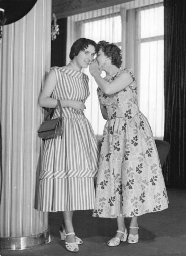 Two women from Dresden compare secrets. Even on everyday dress, Dior's influence is obvious.